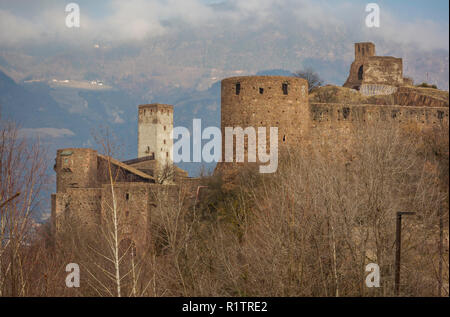 Firmian - Schloss Sigmundskron ist eine der ältesten Burgen in Südtirol in der Nähe der Stadt Bozen, Südtirol, Norditalien Stockfoto