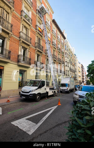 Van montiert Lastenaufzug für Waren, Möbel etc. bis zu den höheren Etagen von der Straße, in der Gegend von Madrid Salamanca, Spanien Stockfoto