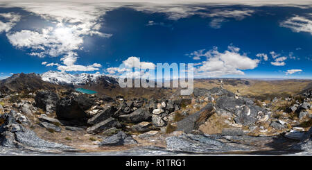 Wunderschöne Aussicht auf einem 360 Grad Panorama Foto auf einem Gipfel der Anden in der zentralen Gebirgskette von Huaytapallana. Cusco - Peru. Stockfoto