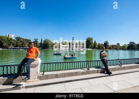 Bootsfahrten auf dem See im Park Retiro in Madrid, Spanien Stockfoto