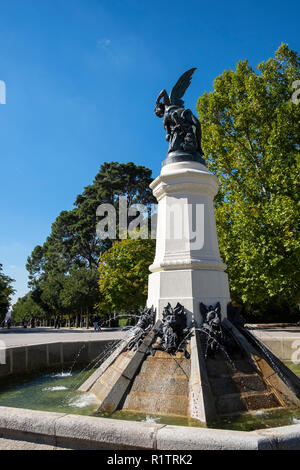 Statue von der gefallene Engel in einem Kreisverkehr im Retiro Park, Madrid, Spanien Stockfoto