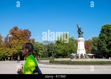 Statue von der gefallene Engel in einem Kreisverkehr im Retiro Park, Madrid, Spanien Stockfoto