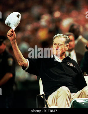 Ted Williams Tipps seine Mütze an die Fans im Fenway Park, bevor Sie das pitcherâ € ™ s Damm auf den ersten Pitch vor Werfen - Spiel für die 1999 Baseball ALL STAR GAME. 7/13/99. Foto von Bill belknap Stockfoto