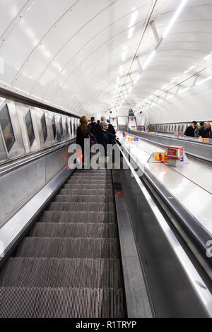 U-Bahn Pendler Zeit, London U-Bahn Pendler, die rolltreppen aus der U-Bahn Stockfoto