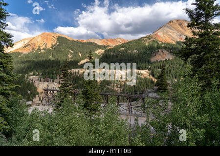 Idarado Mine in der Colorado Sneffels-Red Mountain-Telluride Bergbaugebiet hat Reste links gut sichtbar von der Million Dollar Highway in der Nähe unseres Stockfoto