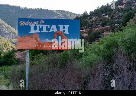 2. Juli 2018 - Moab, UT: Schild einladend Treiber der Staat Utah, an der Grenze von Colorado und Utah entlang der Autobahn Stockfoto