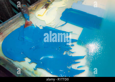 Blau und Weiß auf der Farbtabelle. Stockfoto