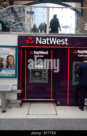 Reihe von Nat West ATM's in London Liverpool Street Station Stockfoto