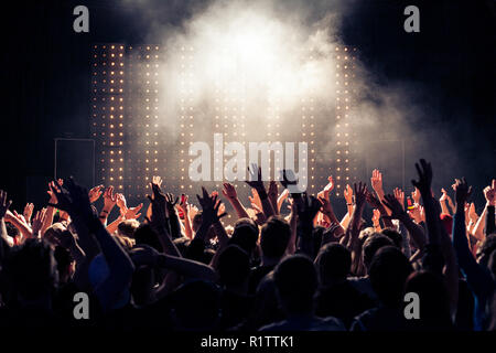 Konzert Masse, eine gute Zeit und die Hände in der Luft an einem Veranstaltungsort. Stockfoto