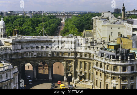 Admiralty Arch, der Mall zum Buckingham Palast, London, England, UK. Ca. 80er Stockfoto