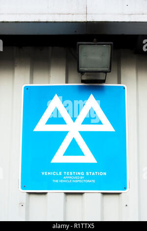 Blau KFZ-Prüfstelle Schild an der Außenwand von einer Tankstelle und Garage in Großbritannien Stockfoto