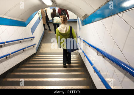 U-Bahn Pendler Zeit, junge Frau zu Fuß nach unten auf der Treppe zur U-Bahn Station Stockfoto