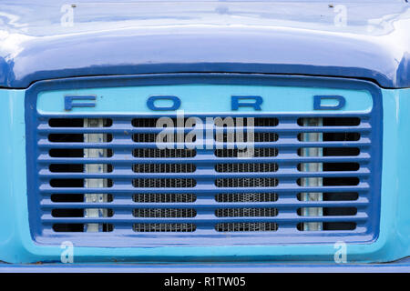 Ton Zwei blau lackierte Kühlermaske eines alten Klassikers der ersten Generation Ford Transit Kastenwagen mit langer Motorhaube für 3-Liter-V6- oder Dieselmotor Stockfoto