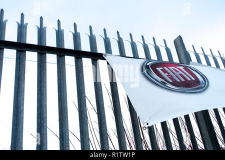 Banner auf einem Zaun außerhalb einer geschlossenen und verlassenen FIAT Autohaus am Alten Pit Lane, Pity Me, Durham, County Durham, UK Stockfoto