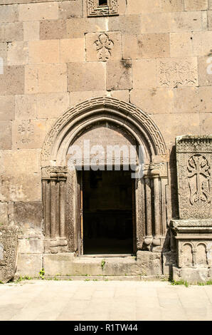 Dilijan, Armenien, 24. August 2018: Eintritt in die Kirche von St. George mit ovalen gemusterten Gesims über den Säulen, im Kloster des Goshavank, in der Nähe von Stockfoto