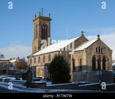 Schneebedeckter Winterblick auf die St.-Bartholomäus-Kirche in Meltham, West Yorkshire Stockfoto