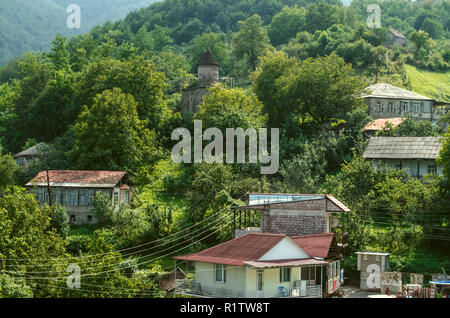 Dilijan, Armenien, 24. August 2018: Blick auf die Berge mit Wald und die Kapelle des Heiligen Sarkis im Dorf gosh bedeckt, in der Nähe der Stadt Stockfoto