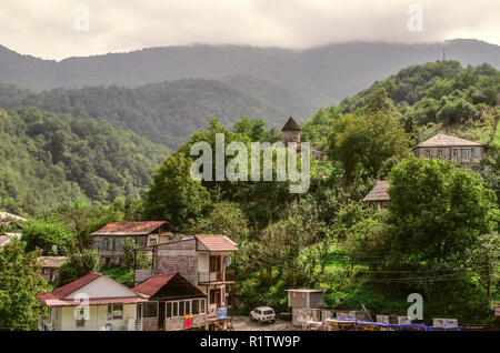 Dilijan, Armenien, 24. August 2018: Bergdorf Mann mit Häusern und Kapelle St. Sarkis mit Nebel bedeckt, in den Wäldern in der Nähe der Stadt gelegen Stockfoto