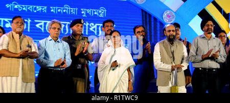 Howrah, Indien. 14 Nov, 2018. West Bengal Chief Minister Mamata Banerjee (Mitte) nimmt an biswa Bangla Sarod Somman an Nabanna Savaghar in Howrah. Credit: Saikat Paul/Pacific Press/Alamy leben Nachrichten Stockfoto