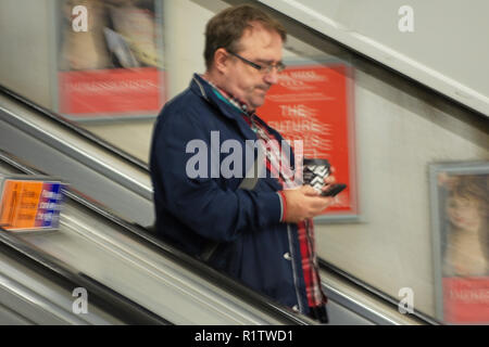 U-Bahn Pendler Zeit, London männlichen Pendler, die rolltreppen der U-Bahn Stockfoto