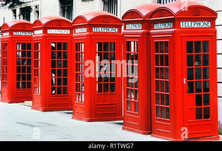 Reihe der roten Telefonzellen, Breite, Covent Garden, London, England, UK. Stockfoto