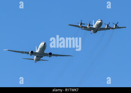 Eine Lockheed P-3 Orion fliegen in Formation mit seinen Nachfolger die Boeing P-8 Poseidon. Stockfoto