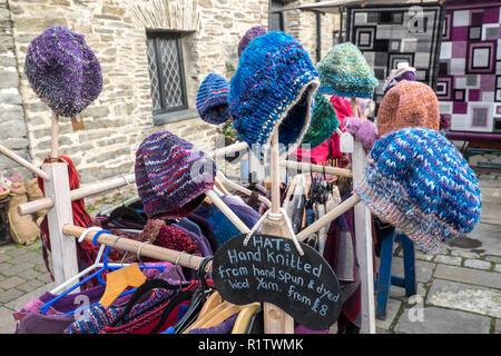 Upcycled, reine, Wolle, Wolle, Hüte, Kleidung, für, Verkauf, Berühmten, Mittwoch, Markt, at, Machynlleth, Stadt, Zentrum, Powys, Mitte, Wales, Mid Wales, UK, Europa, Europäischen, Stockfoto