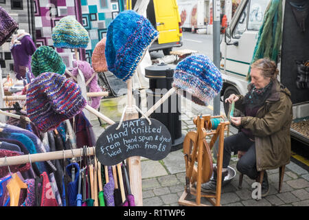 Upcycled, reine, Wolle, Wolle, Hüte, Kleidung, für, Verkauf, Berühmten, Mittwoch, Markt, at, Machynlleth, Stadt, Zentrum, Powys, Mitte, Wales, Mid Wales, UK, Europa, Europäischen, Stockfoto