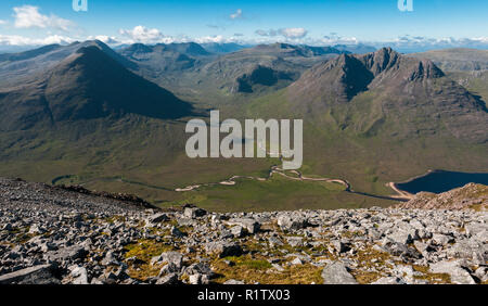 Viwe von den Hängen des Segel Liath (ein Teallach) in Richtung der Wildnis der Fisherfield Forest, Schottland Stockfoto