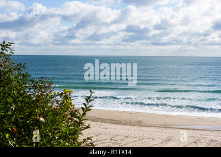 Wellen sanft an den Strand an einem sonnigen Herbsttag brechen, mit flauschigen cumulus Wolken, Strand von Bournemouth, Großbritannien Stockfoto