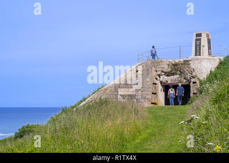 Touristen, die in der fünften Ingenieur spezielle Brigade Memorial auf deutschen Bunker am Omaha Beach, Colleville-sur-Mer, Calvados, Normandie, Frankreich Stockfoto