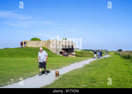 Touristen mit Führung Besuch Bunker der Batterie Le Chaos, Teil der Atlantikwall bei Longues-sur-Mer, Normandie, Frankreich Stockfoto