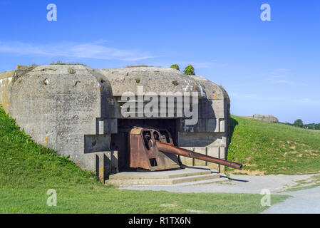 Deutsche Marine 152 mm Kanone im Bunker des Batterie Le Chaos, Teil des Atlantikwalls an Longues-Sur-Mer, Normandie, Frankreich Stockfoto