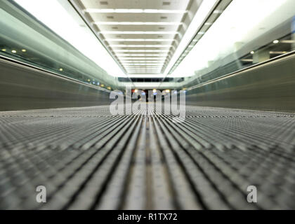 Erdgeschoss Aussicht auf eine leere Fahrsteig auf einem Flughafen; verschwinden Brennpunkt; Travelator, Skywalk, horizontale Rolltreppe; Leute Förderband. Stockfoto