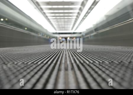 Erdgeschoss Aussicht auf eine leere Fahrsteig auf einem Flughafen; verschwinden Brennpunkt; Travelator, Skywalk, horizontale Rolltreppe; Leute Förderband. Stockfoto