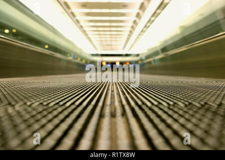 Erdgeschoss Aussicht auf eine leere Fahrsteig auf einem Flughafen; verschwinden Brennpunkt; Travelator, Skywalk, horizontale Rolltreppe; Leute Förderband. Stockfoto