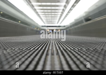 Erdgeschoss Aussicht auf eine leere Fahrsteig auf einem Flughafen; verschwinden Brennpunkt; Travelator, Skywalk, horizontale Rolltreppe; Leute Förderband. Stockfoto