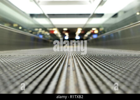 Erdgeschoss Aussicht auf eine leere Fahrsteig auf einem Flughafen; verschwinden Brennpunkt; Travelator, Skywalk, horizontale Rolltreppe; Leute Förderband. Stockfoto