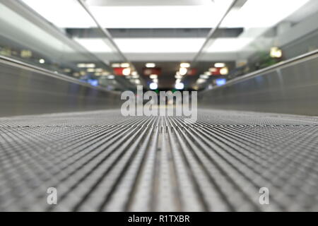 Erdgeschoss Aussicht auf eine leere Fahrsteig auf einem Flughafen; verschwinden Brennpunkt; Travelator, Skywalk, horizontale Rolltreppe; Leute Förderband. Stockfoto