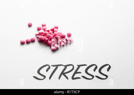 Pillen über das Wort Stress Stockfoto