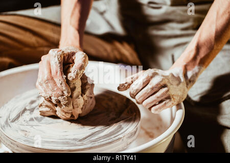 Artisan potter bereitet Material Ton für Keramik. Man kneten Ton vor dem Spritzgießen. Männliche Bildhauer ist pugging Kneten und Ton für das Erstellen von Keramik in Stockfoto