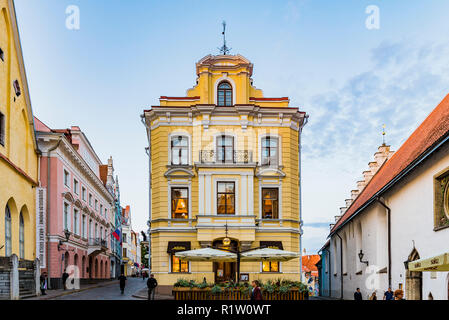 Maiasmokk ist ein altes Café in der Hauptstadt Tallinn, im Erdgeschoss des gelben Gebäude im Zentrum. Tallinn, Harjumaa, Eston Stockfoto