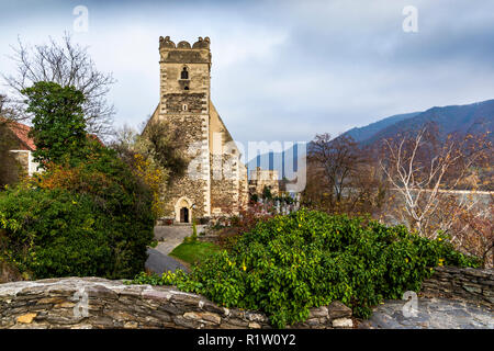 Befestigte steinerne Kirche, St. Michael, neben der Donau in Weissenkirchen in der Wachau Stockfoto