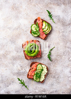 Gesunde Toast mit Lachs und Avocado rose Stockfoto