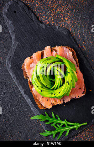 Gesunde Toast mit Lachs und Avocado rose Stockfoto