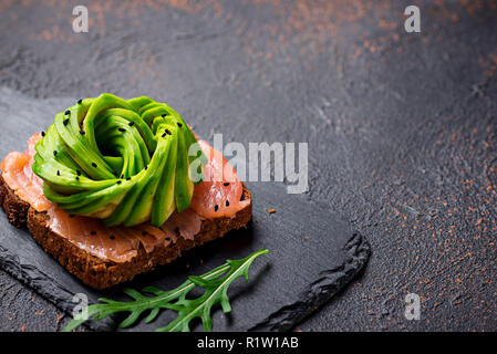 Gesunde Toast mit Lachs und Avocado rose Stockfoto