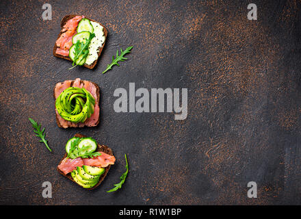 Gesunde Toast mit Lachs und Avocado rose Stockfoto