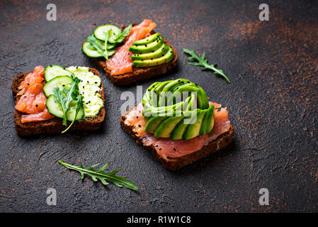 Gesunde Toast mit Lachs und Avocado rose Stockfoto