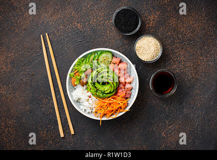 Hawaiian poke Schüssel mit Lachs, Reis und Gemüse Stockfoto