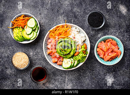 Hawaiian poke Schüssel mit Lachs, Reis und Gemüse Stockfoto